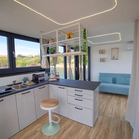 Houseboat Blue Lagoon *
