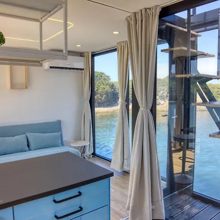 Houseboat Blue Lagoon 보트호텔