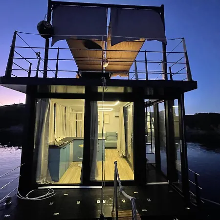 Houseboat Blue Lagoon Båthotell