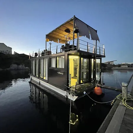 Houseboat Blue Lagoon 보트호텔 스틴티노