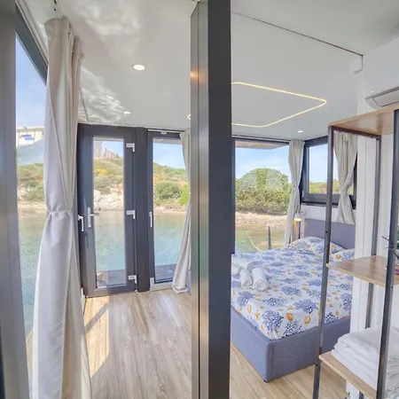 Houseboat Blue Lagoon 보트호텔 스틴티노