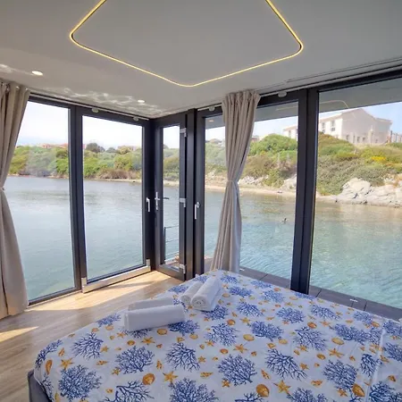 Houseboat Blue Lagoon 보트호텔
